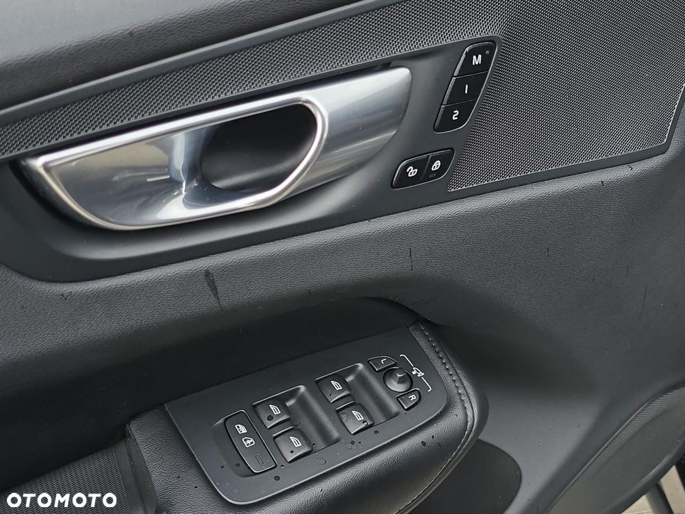 Volvo XC 60 B4 D Plus Dark - 22