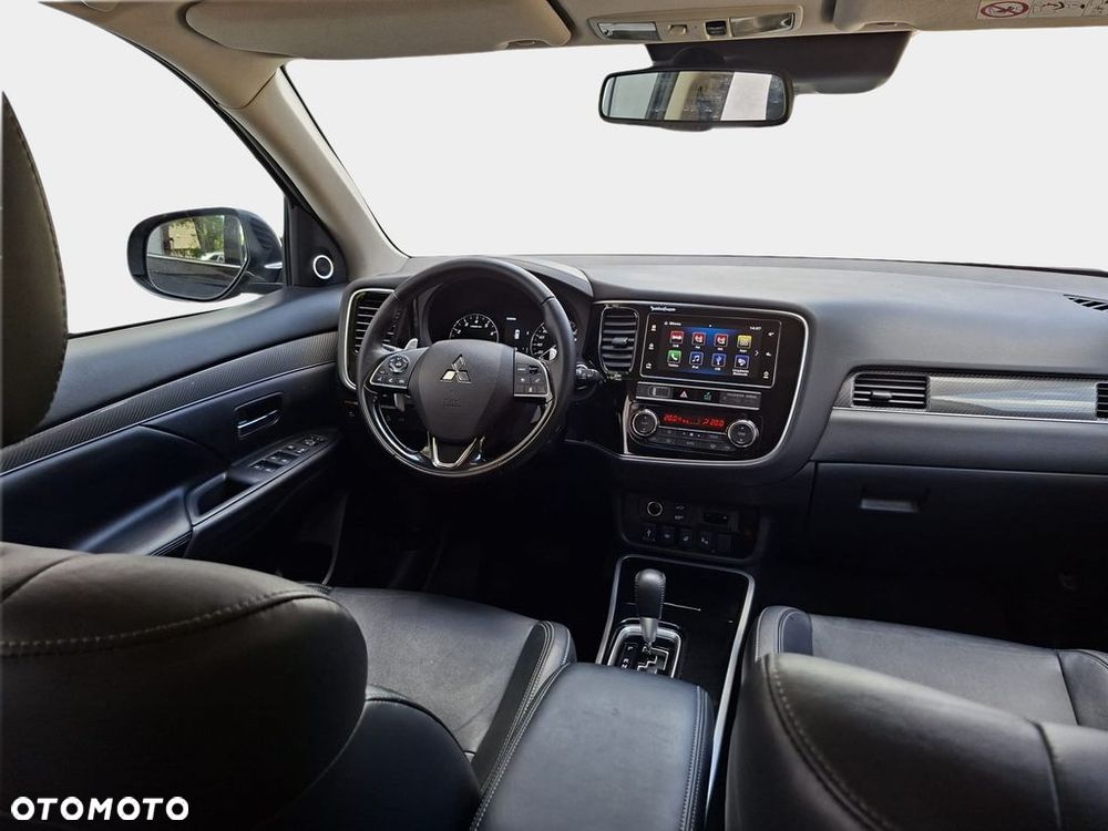 Mitsubishi Outlander 2.0 Instyle + 4WD CVT - 29