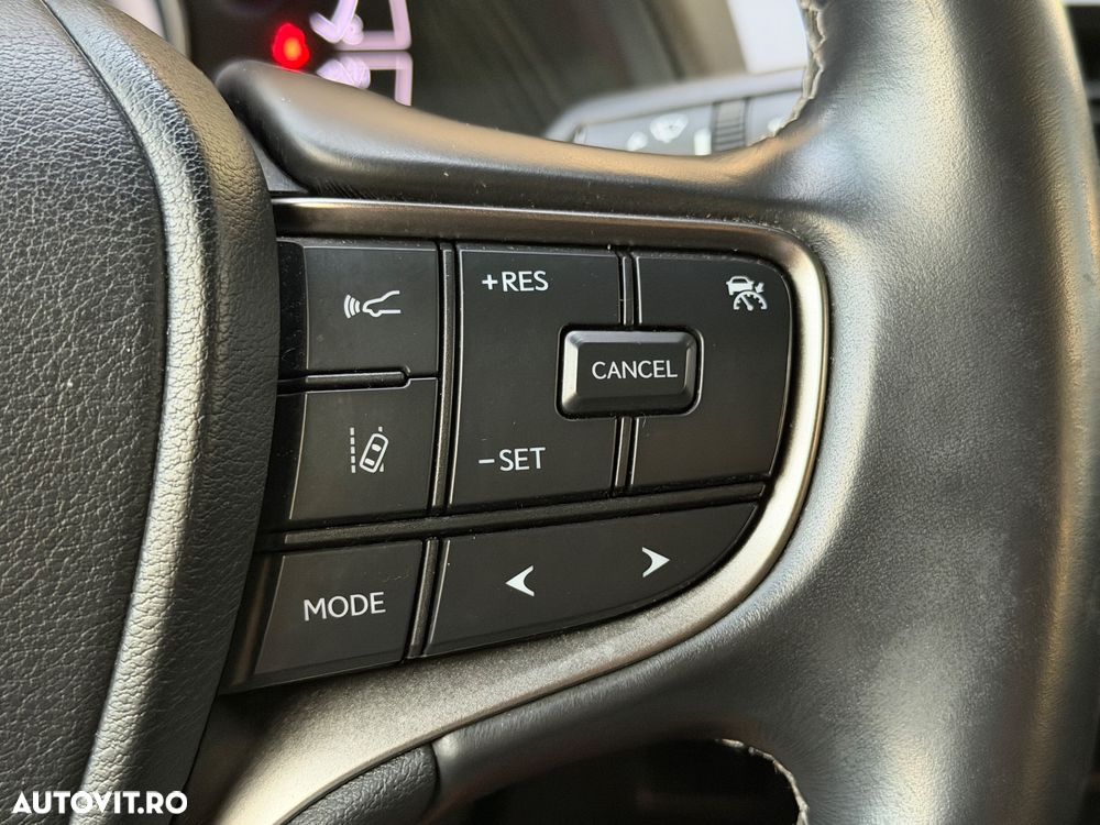 Lexus UX 250h 2.0L HEV 20H- (178 HP) 4X2 CVT Executive - 27