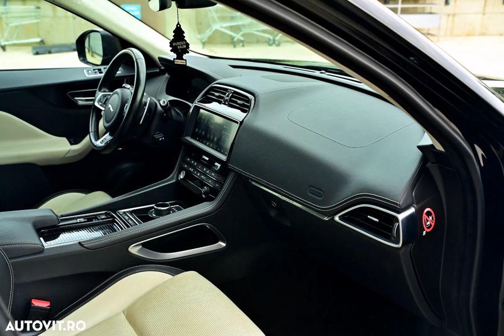 Jaguar F-Pace P250 AWD R-Dynamic Black - 13