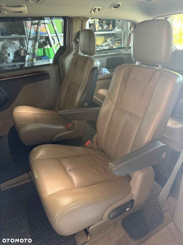 Chrysler Town & Country - 13