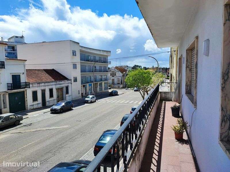 T3 com um grande terraço no 1ºandar . Perto do Intermarché do Cartaxo. - Grande imagem: 4/12