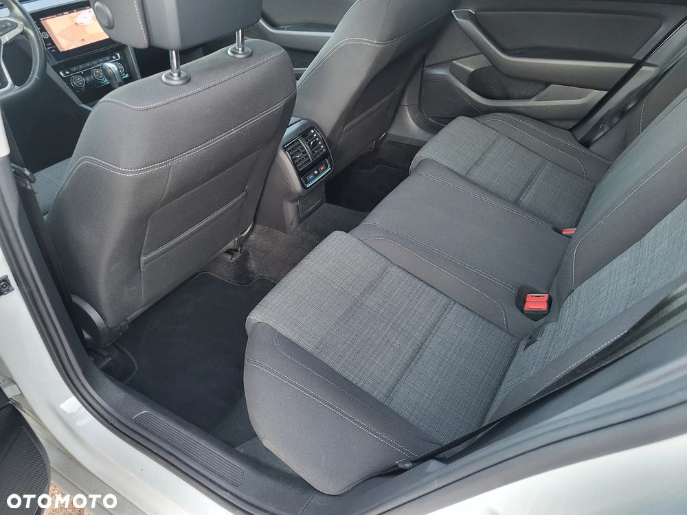Volkswagen Passat 2.0 TDI SCR DSG Business - 13