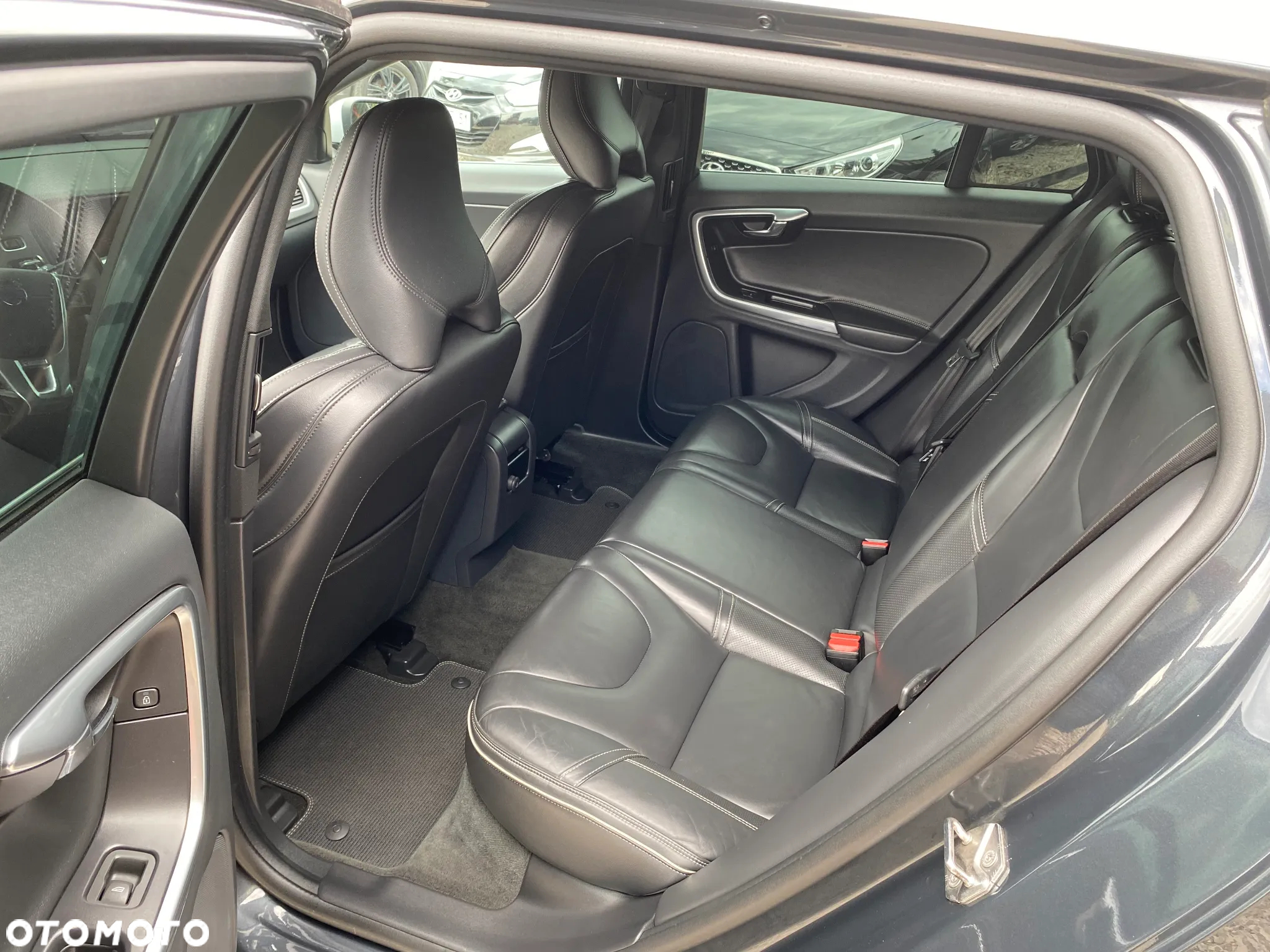 Volvo V60 D3 Drive-E R-Design Momentum - 12