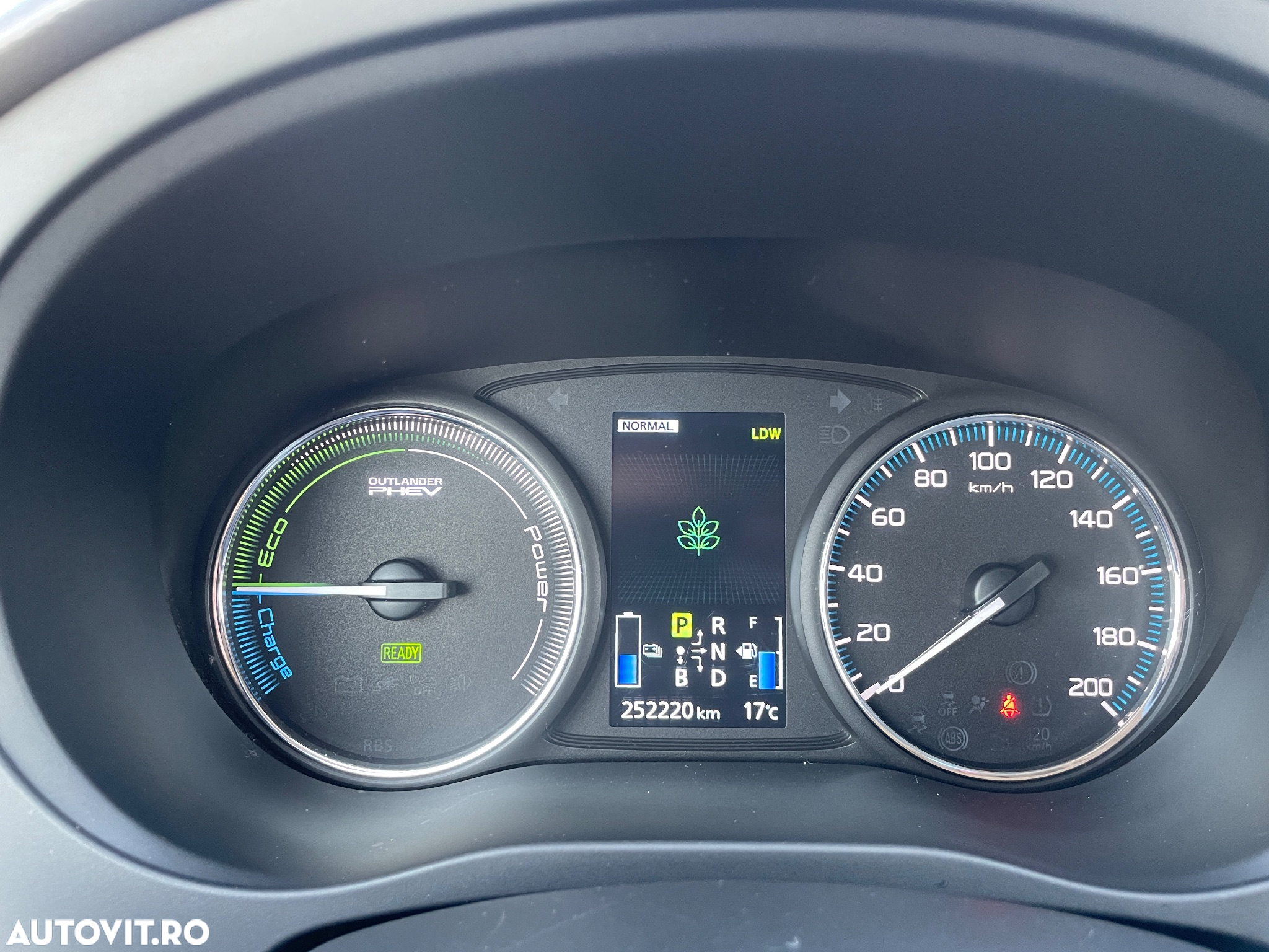 Mitsubishi Outlander 2.0 4WD Plug-In Hybrid - 8