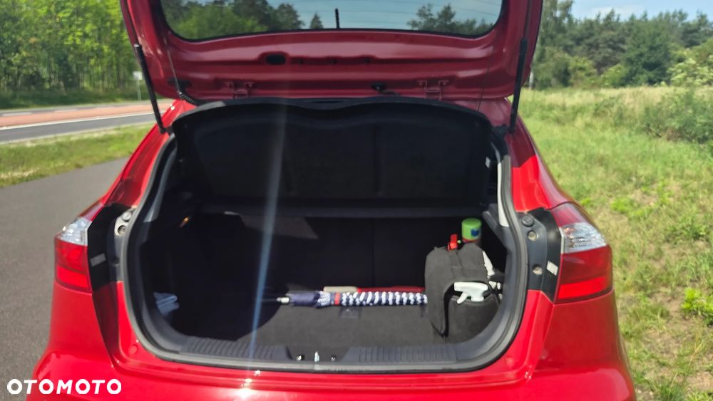 Kia Rio 1.2 L - 6