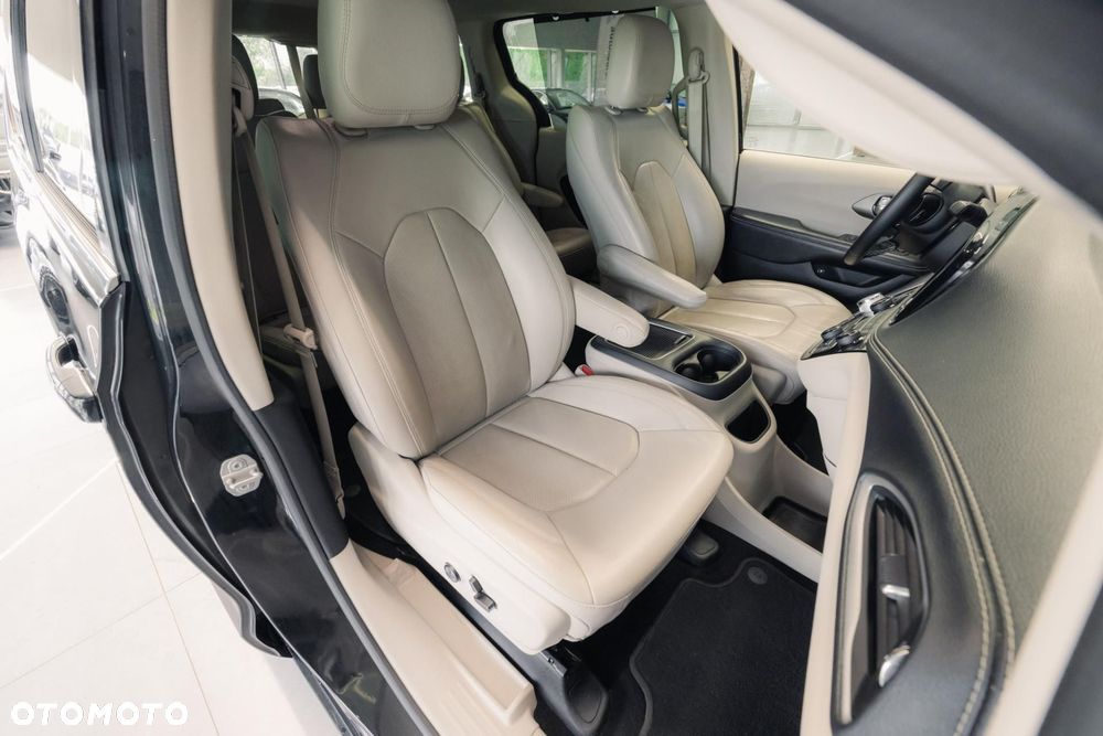 Chrysler Pacifica - 16