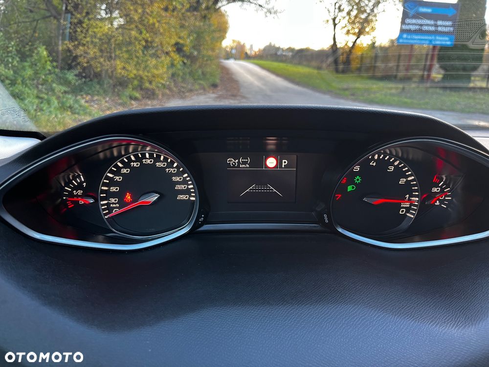 Peugeot 308 1.2 PureTech GPF Road Trip S&S EAT8 - 25