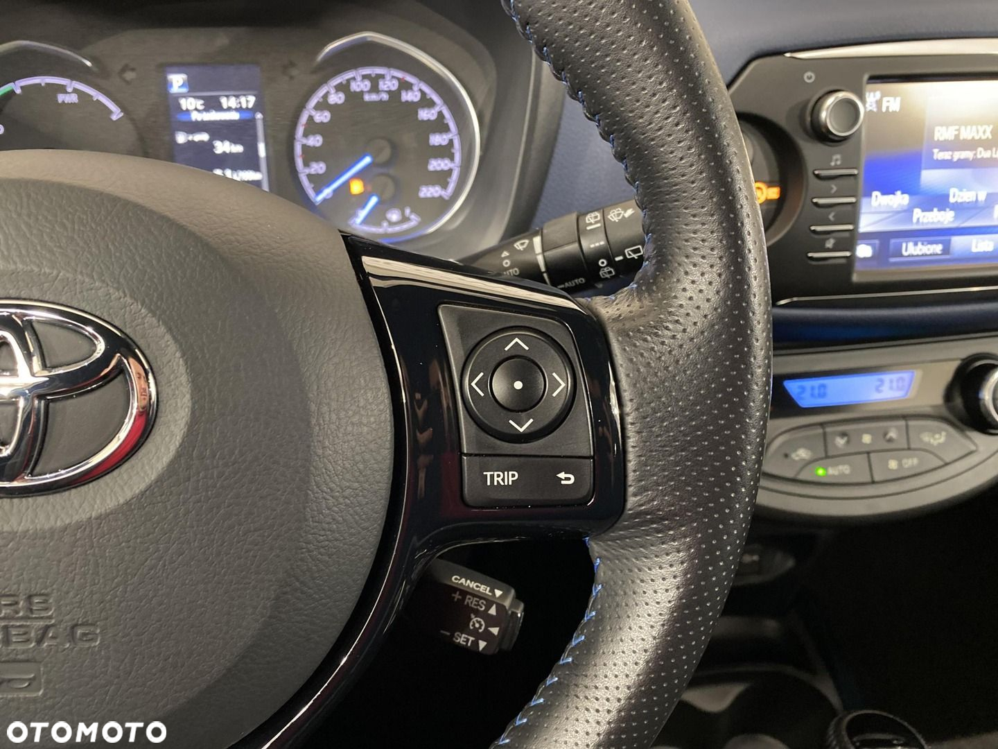Toyota Yaris Hybrid 100 Selection - 12