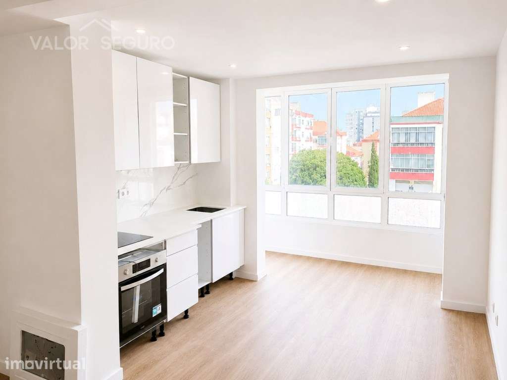 Apartamento T3 renovado no Forte da Casa - Grande imagem: 2/16