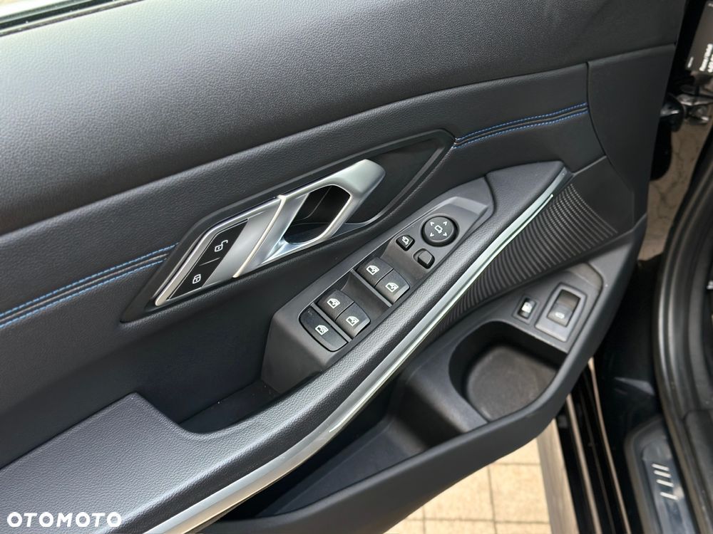 BMW Seria 3 330e iPerformance M Sport - 15