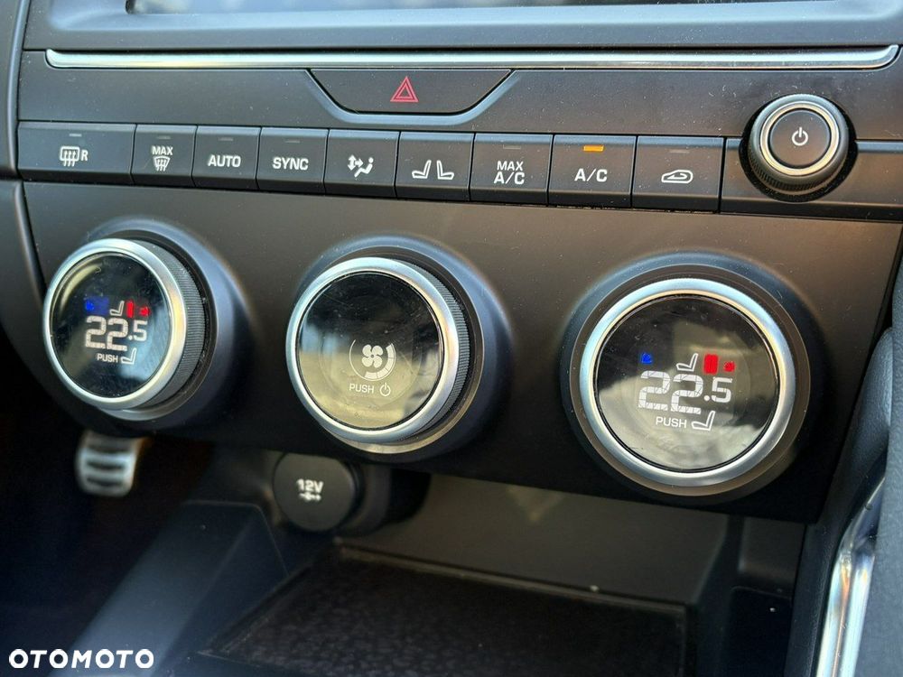 Jaguar E-Pace D150 R-Dynamic - 16