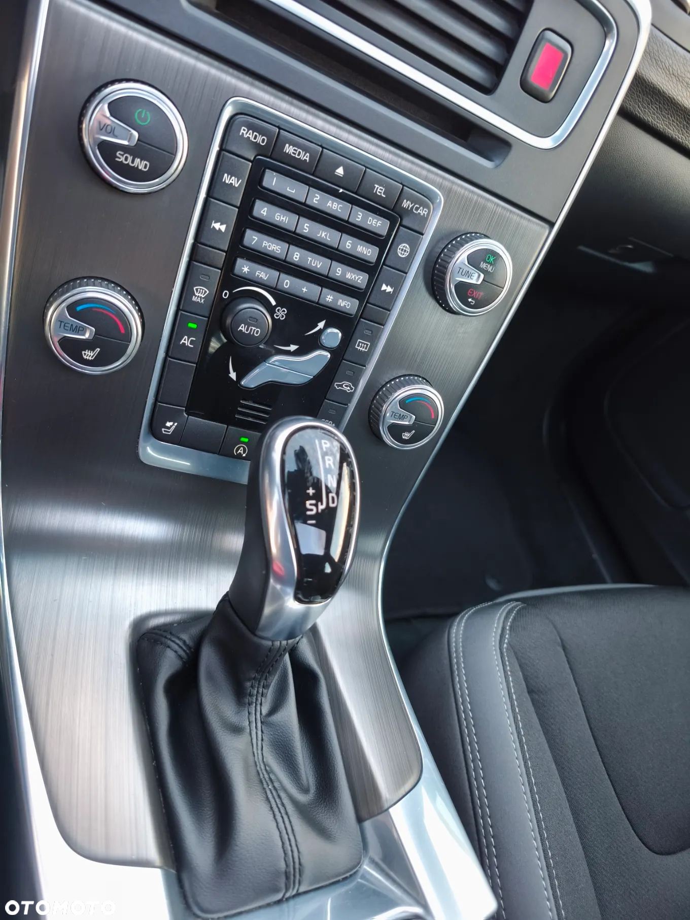 Volvo V60 D4 Drive-E Momentum - 34