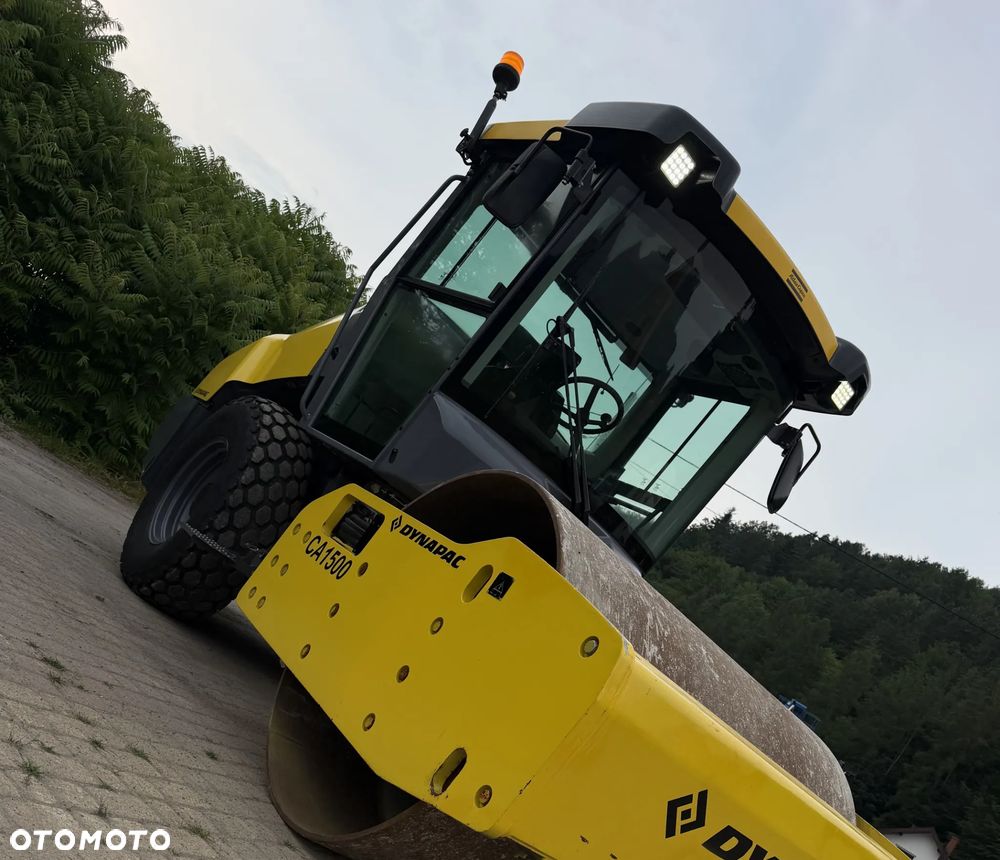 Dynapac Atlas Copco CA1500 D Walec Drogowy Terenowy Guma-Stal. 9 ton. Import Norwegia 2015rok. Maszyna w pięknym stanie! Wentylacja Klima. Serwisy w Dekra AKTUALNE 2026r. Zero zniszczeń IGŁA Po serwisach eksploatacyjnych w Norwegii. Walec z Upadłości od pierwszego właściciela. Obrotowy fotel wraz ze sterowaniem. Dokumenty Dekra! Silnik Cummins 110Km. Nagłośnienie radio! Usb. Zero luzów i wycieków! Niski Przebieg 200mtg. Oryginał! Wielka Okazja - 2