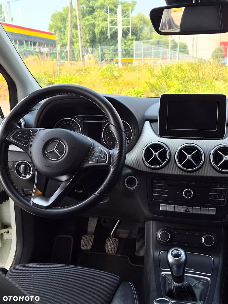 Mercedes-Benz Klasa B 180 UrbanStyle Edition - 26