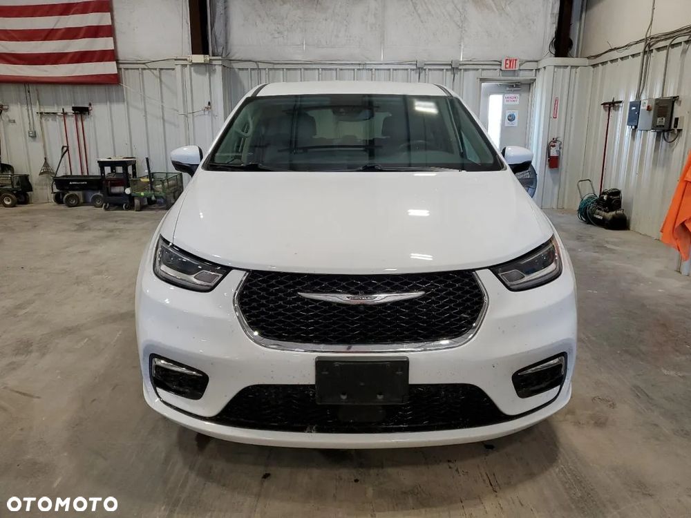 Chrysler Pacifica - 5