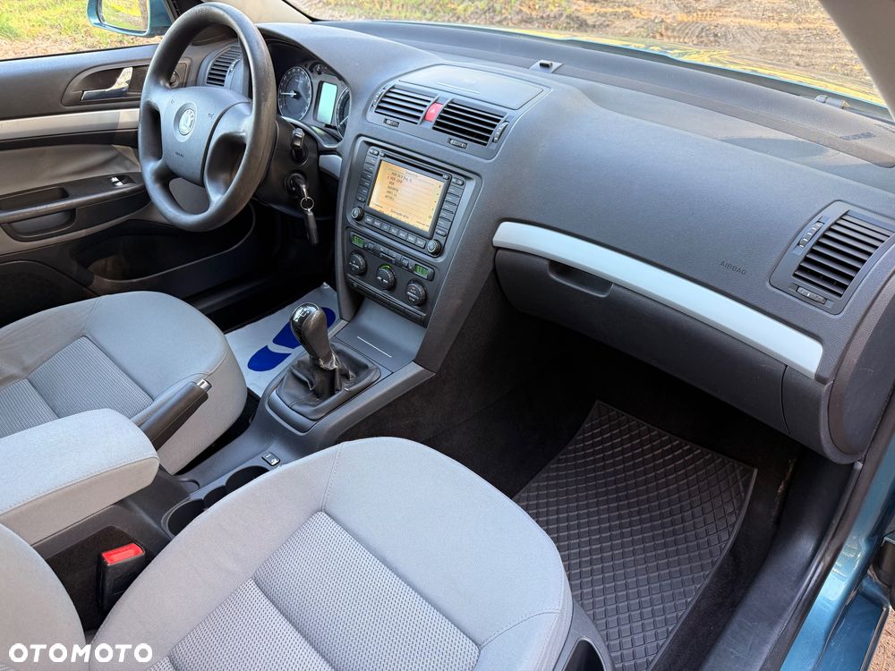 Skoda Octavia 1.6 Ambiente - 24