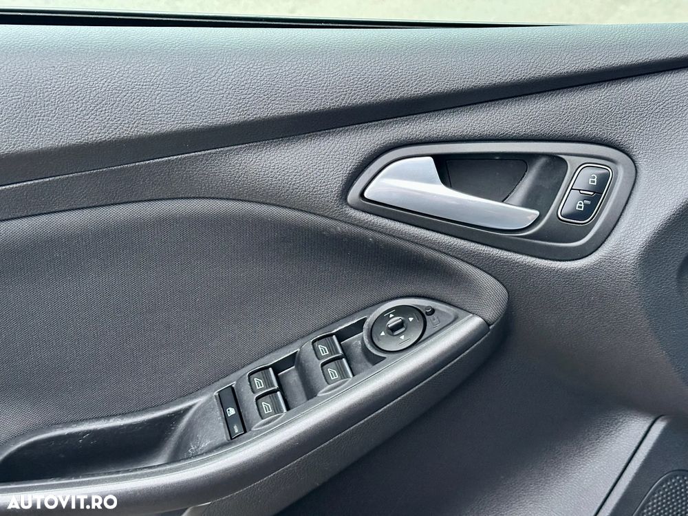 Ford Focus 1.5 EcoBlue Start-Stopp-System TITANIUM - 32