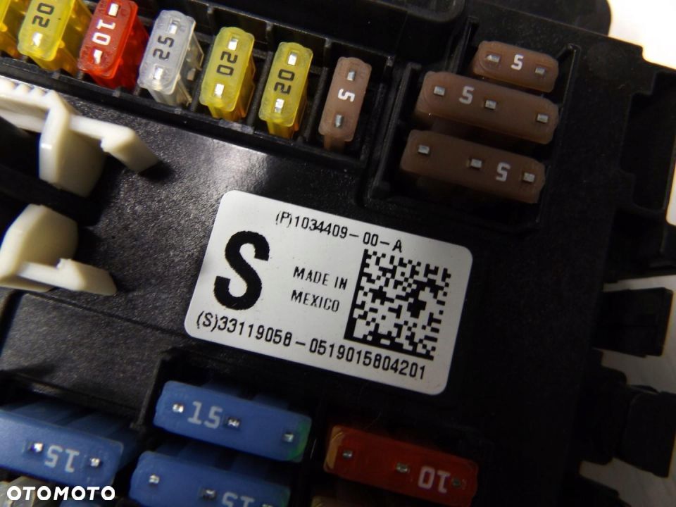 Tesla Model S P85D SKRZYNKA BEZPIECZNIKÓW - 2