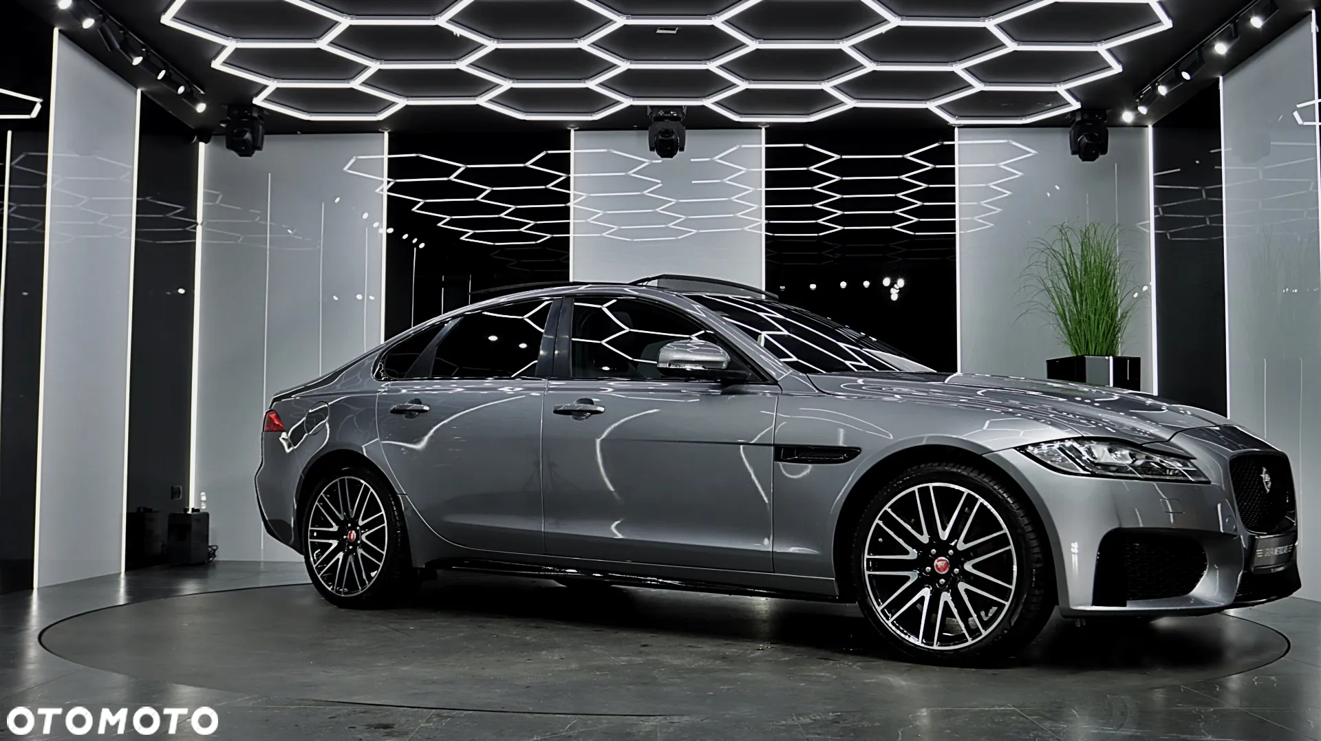 Jaguar XF 2.0 T AWD R-Sport - 12