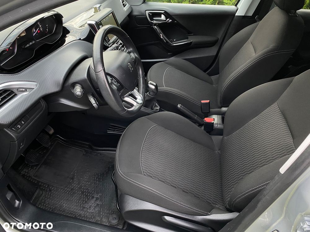 Peugeot 208 - 5