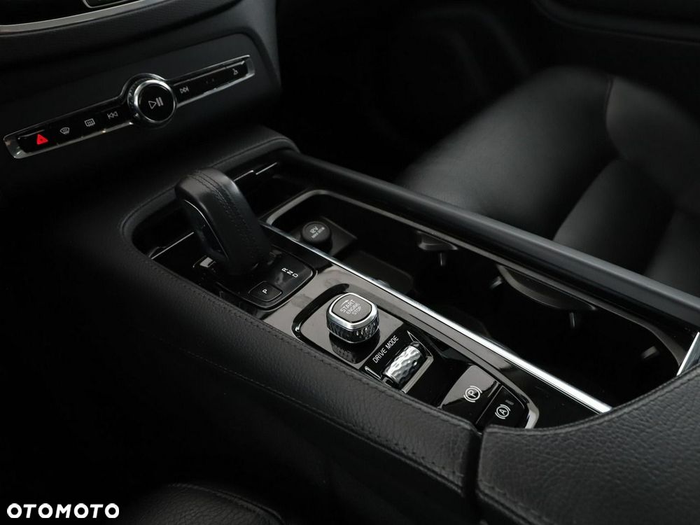 Volvo XC 90 B5 D AWD Momentum Pro - 32