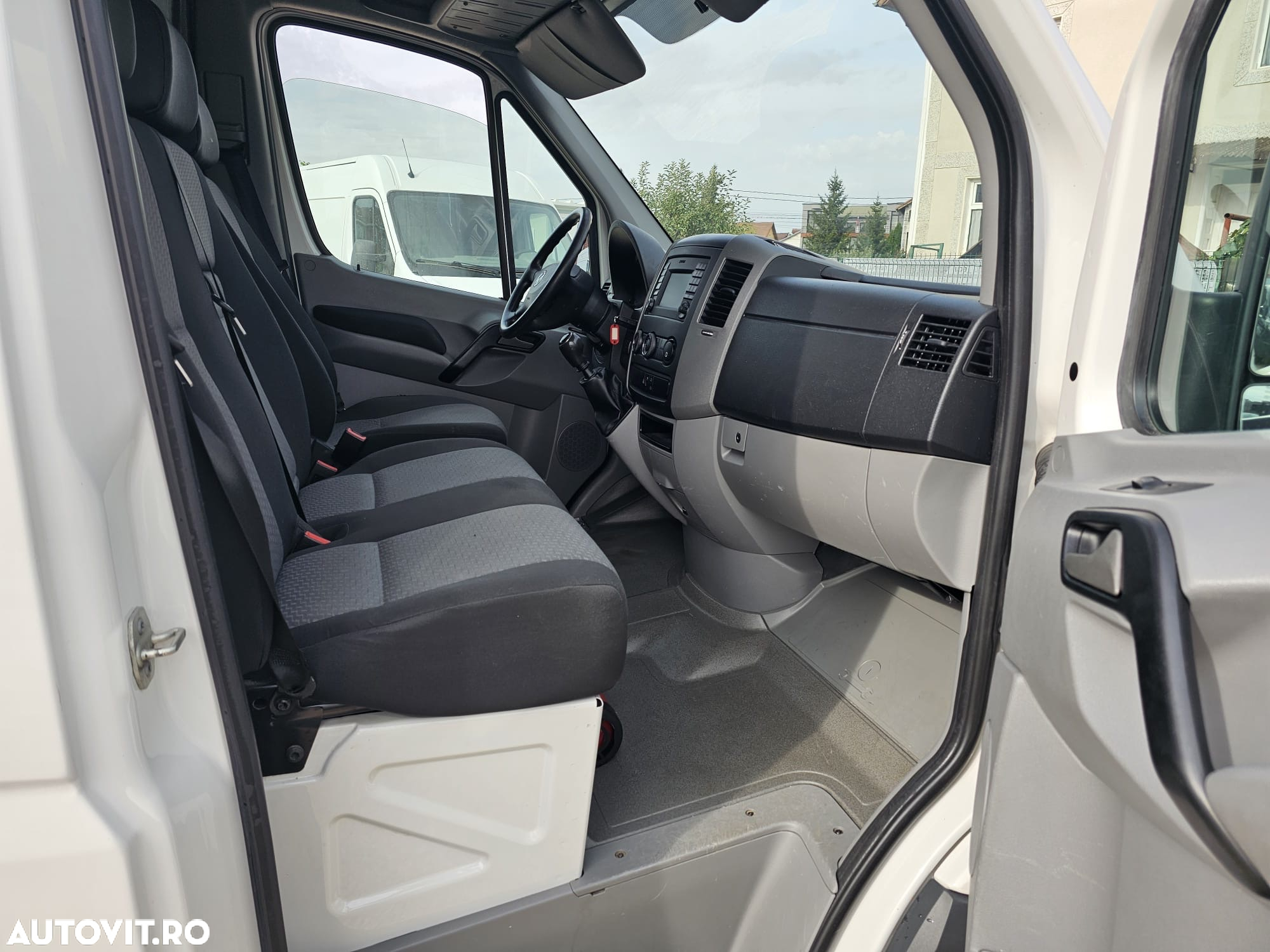 Volkswagen Crafter 2.0 TDI - model MEDIU - doua usi laterale - 7
