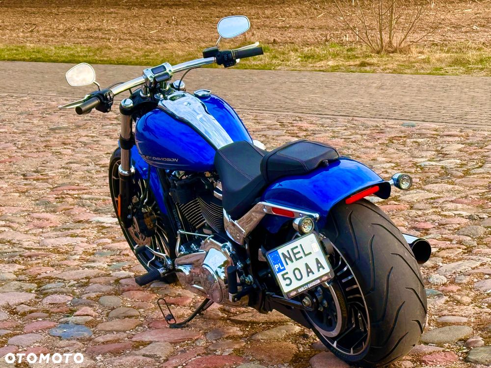 Harley-Davidson Softail Breakout - 16