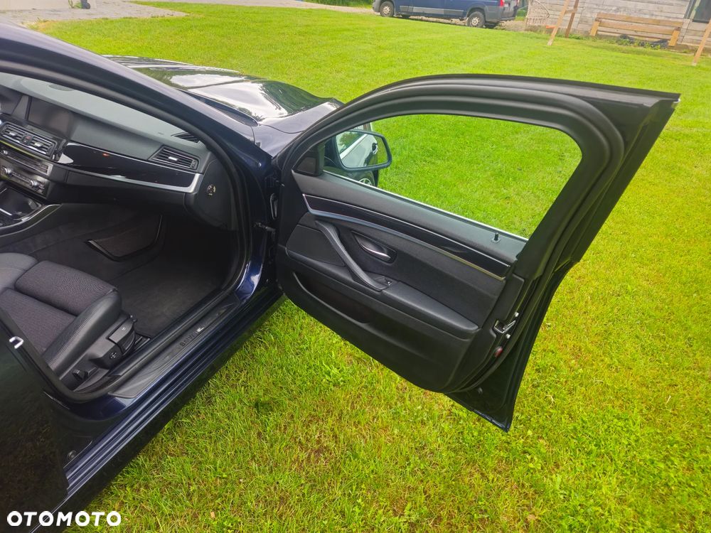 BMW Seria 5 525d xDrive - 12