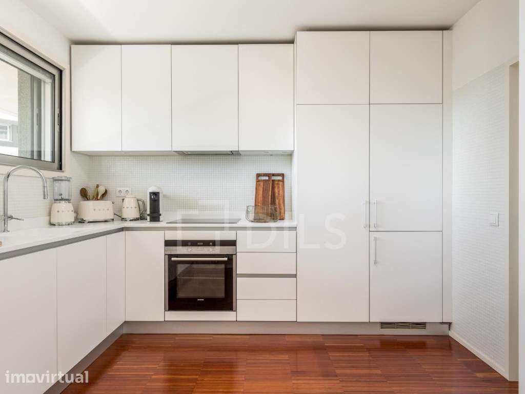 Apartamento T2 em Lordelo do Ouro, com garagem e varanda - Grande imagem: 5/26