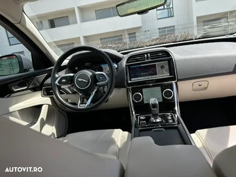 Jaguar XE D180 RWD Standard SE - 10