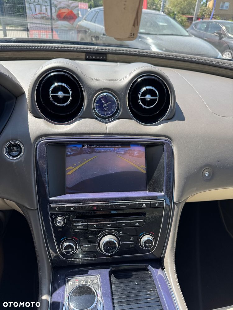Jaguar XJ 3.0 D V6 LWB Premium Luxury - 38