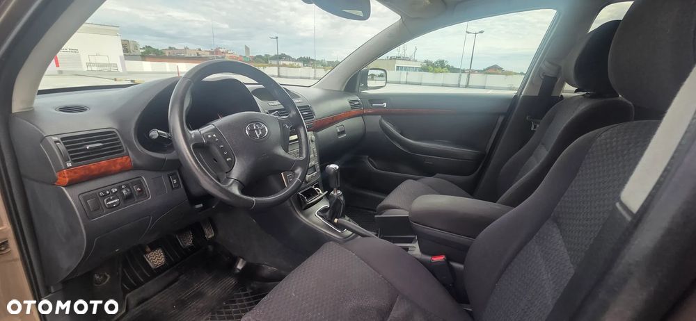 Toyota Avensis - 9