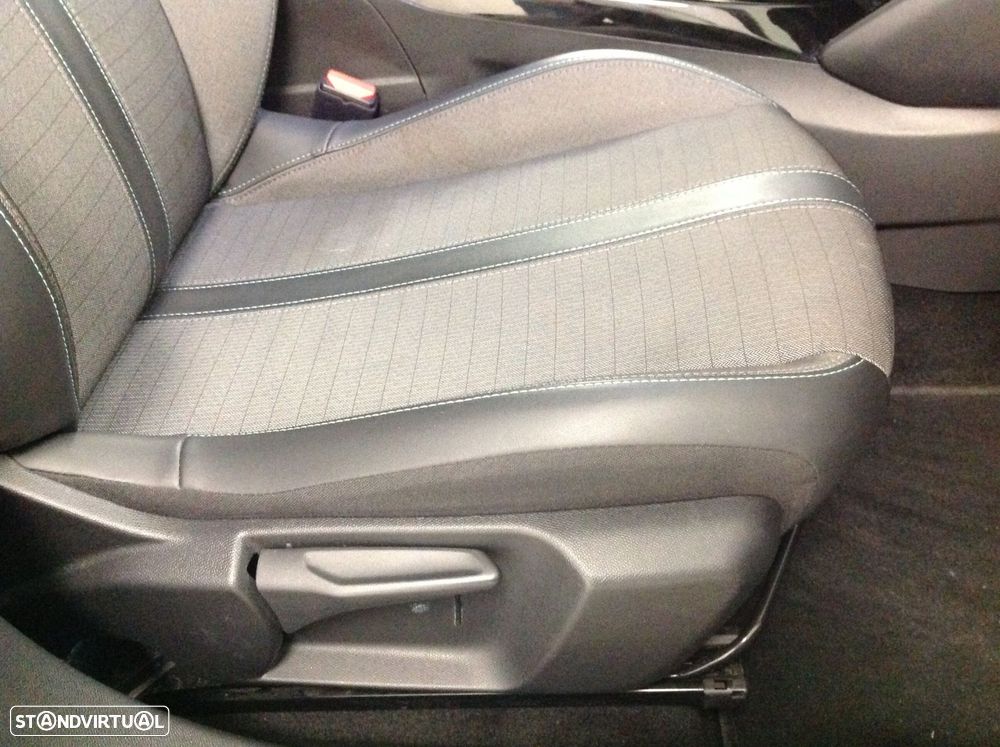 Peugeot 2008 1.2 PureTech Allure EAT8 - 26