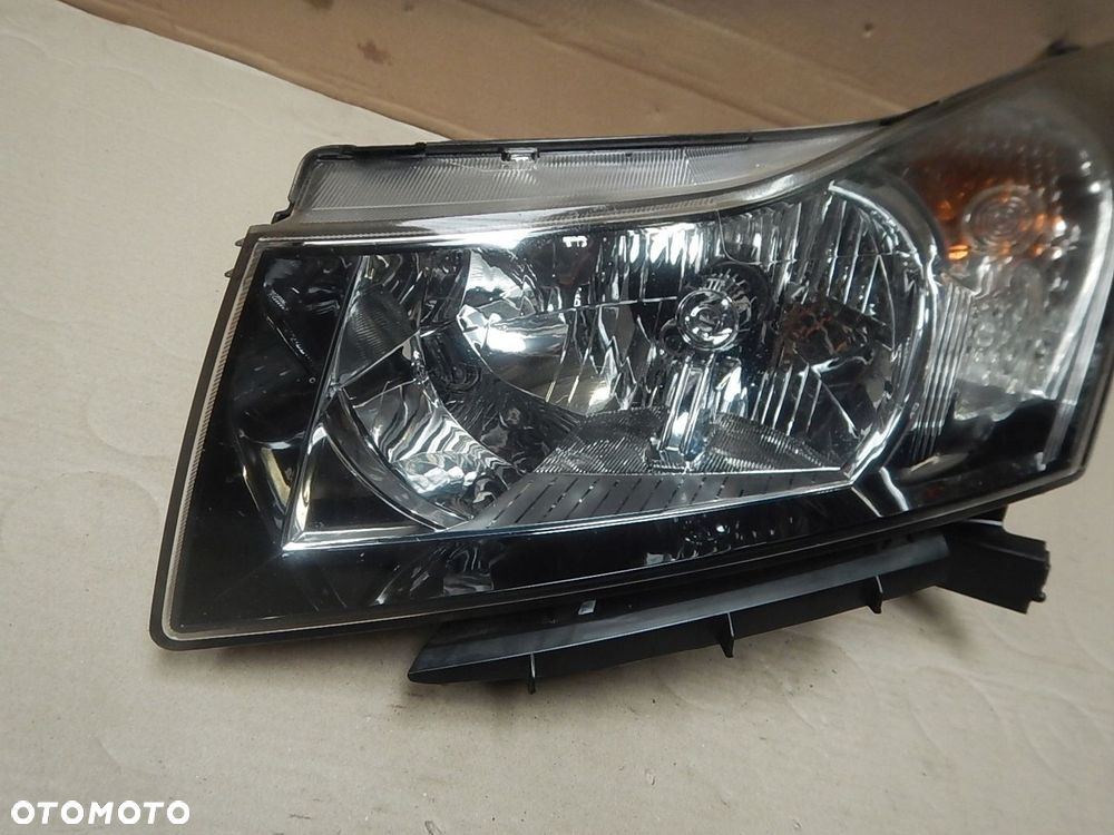 LAMPA PRZOD LEWA CHEVROLET CRUZE 08-12 - 2