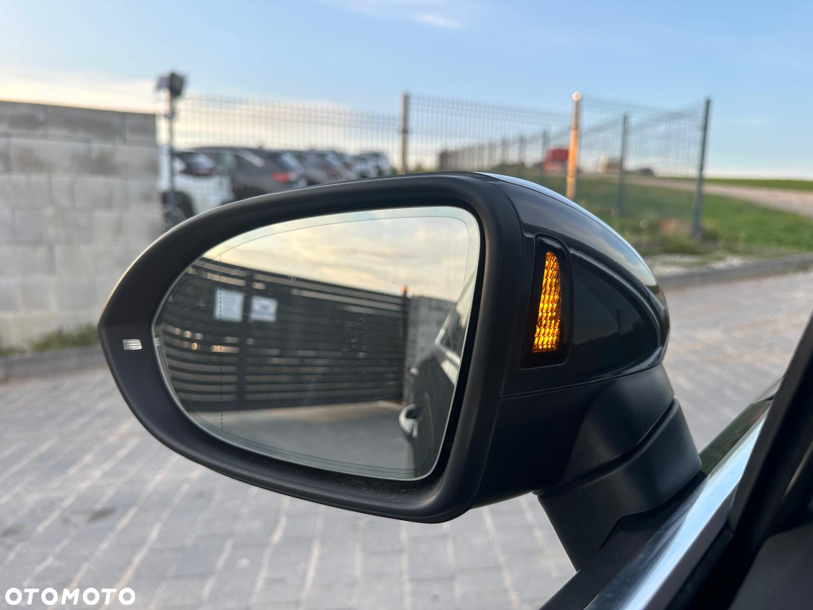 Volkswagen Passat Variant 2.0 TDI SCR DSG R-Line - 21