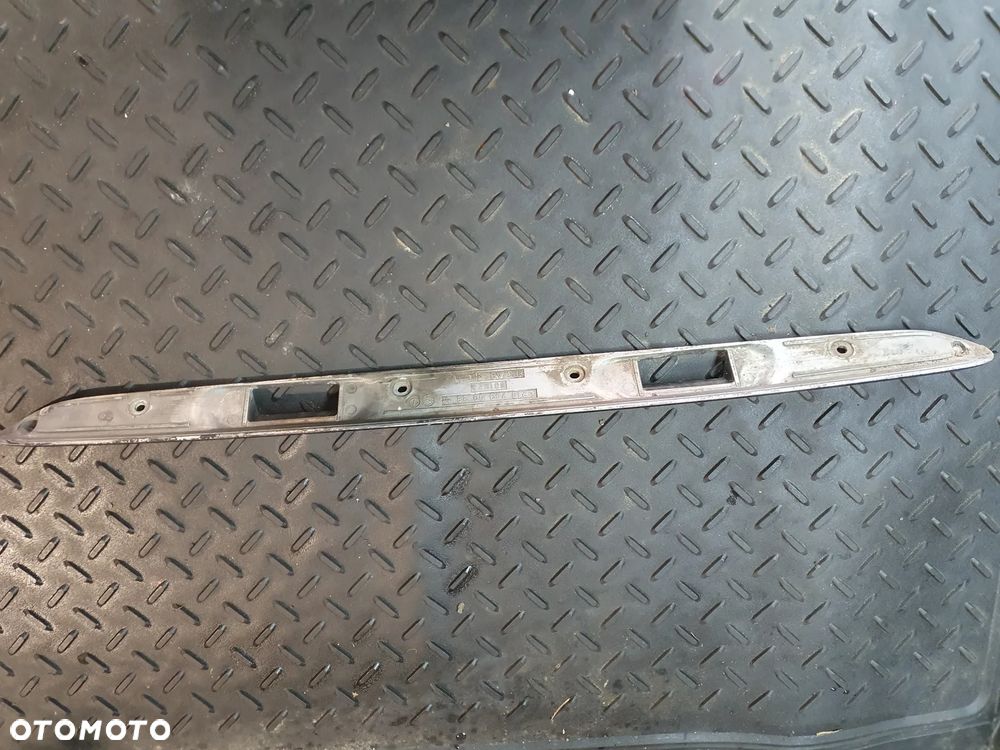 Mercedes-Benz E W210, listwa oświetlenia tablicy rejestracyjnej 2107580038 - 4