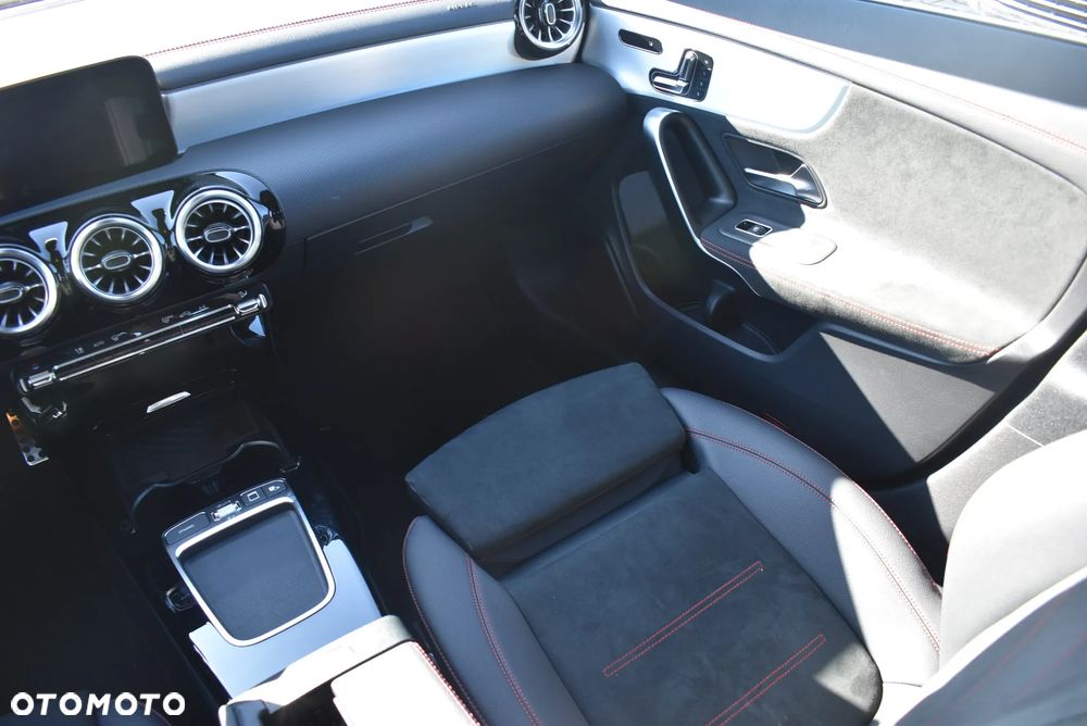 Mercedes-Benz CLA 200 7G-DCT - 20