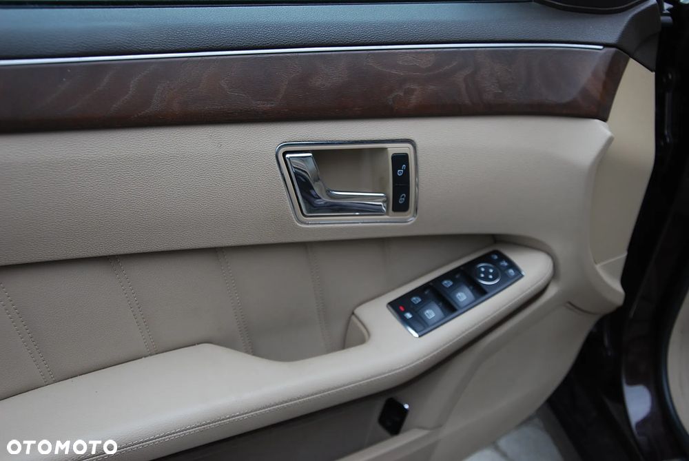 Mercedes-Benz Klasa E ver-200-cgi-blueefficiency-elegance - 37
