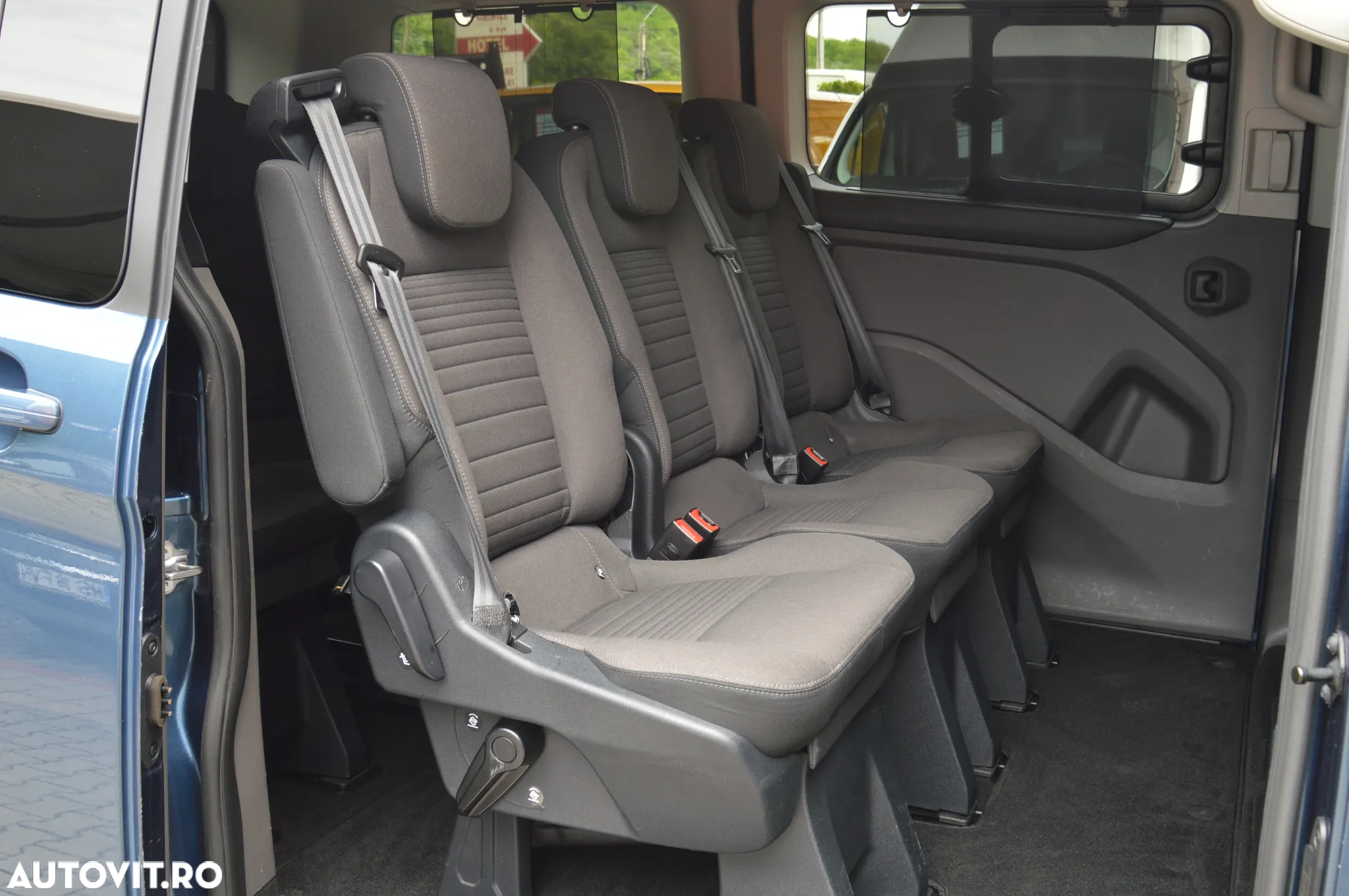 Ford Tourneo Custom Bus 320 2.0 EcoBlue 130 CP L1H1 Titanium - 11