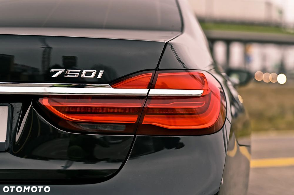 BMW Seria 7 750i xDrive - 14