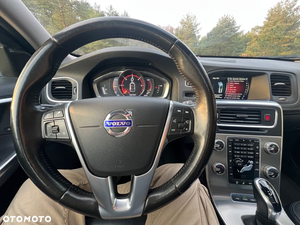 Volvo V60 D6 AWD Plug-in Hybrid Summum - 11