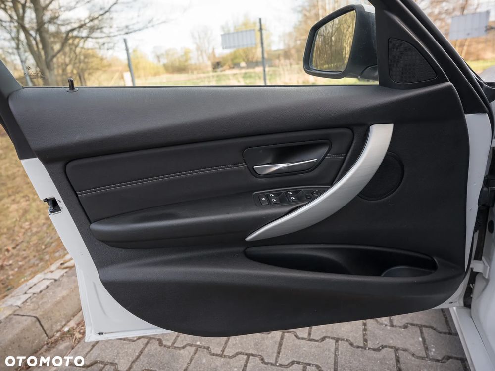 BMW Seria 3 318d Sport Line - 29