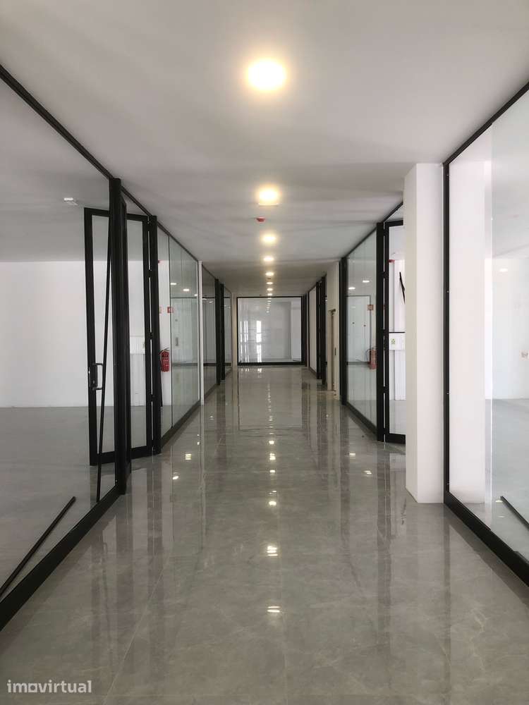 Lojas para arrendar na Zona Industrial da VARZIELA - Grande imagem: 3/5