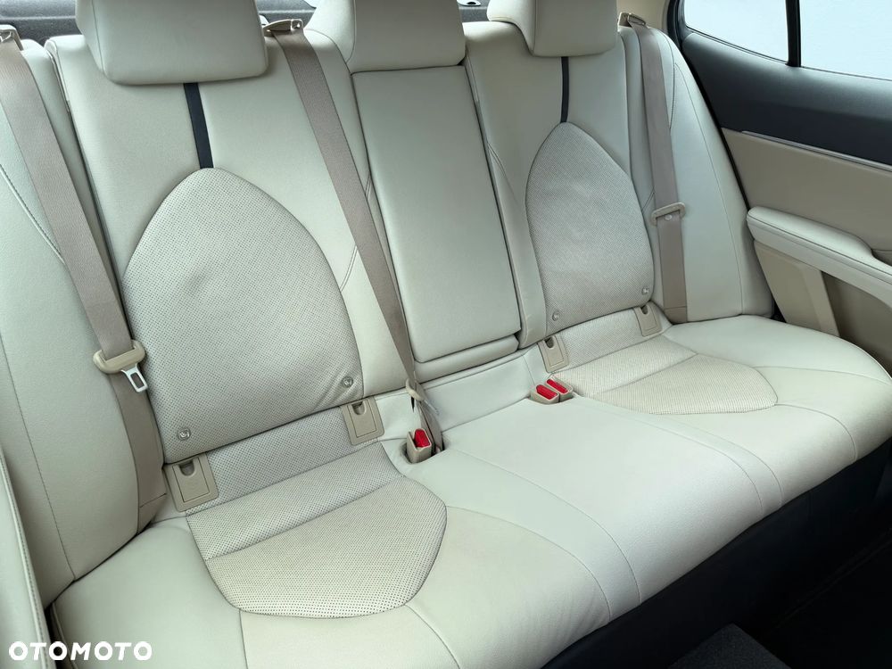 Toyota Camry 2.5 Hybrid Executive CVT - 26