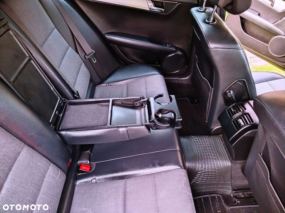 Mercedes-Benz Klasa C 180 T Kompressor Automatik BlueEFFICIENCY Avantgarde - 32