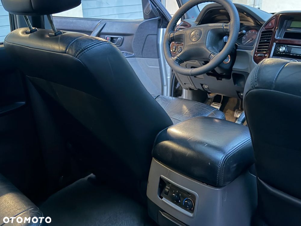 Mitsubishi Pajero - 12