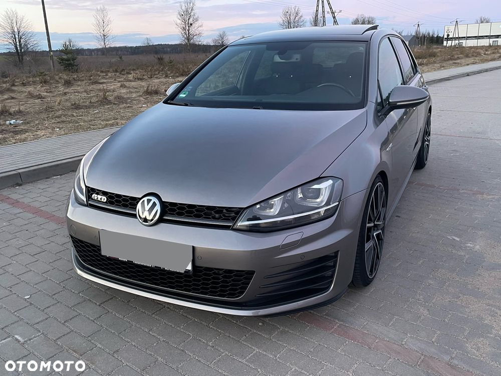 Volkswagen Golf - 1