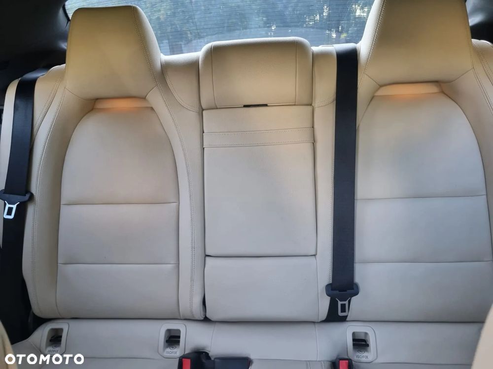 Mercedes-Benz CLA 250 7G-DCT Urban - 32