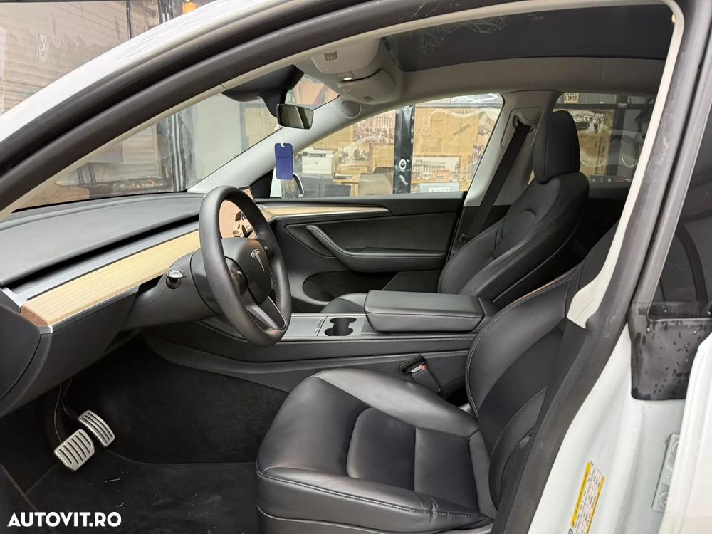 Tesla Model Y - 16